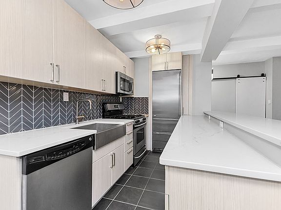 4th image of 155 E 49th St #5A
