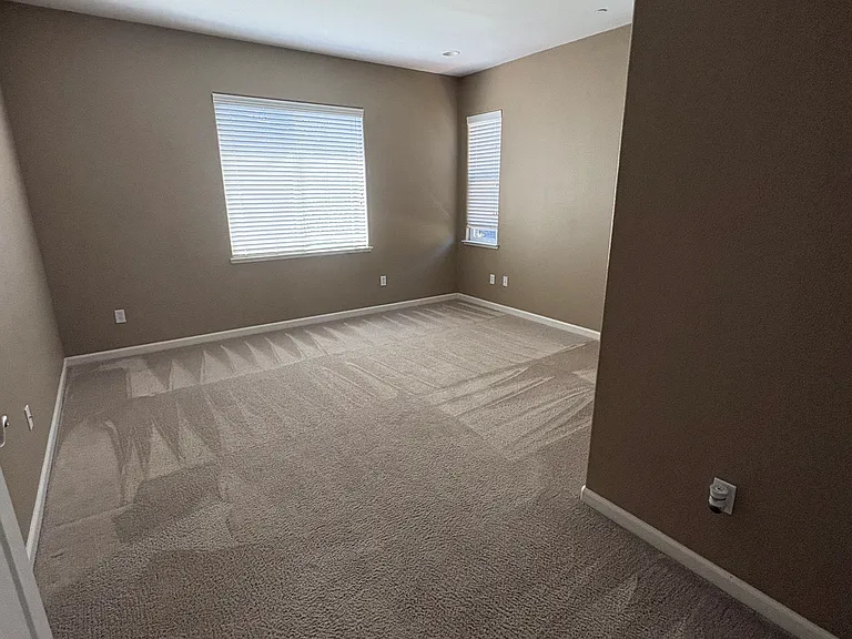 Master Bedroom (Upstairs)
