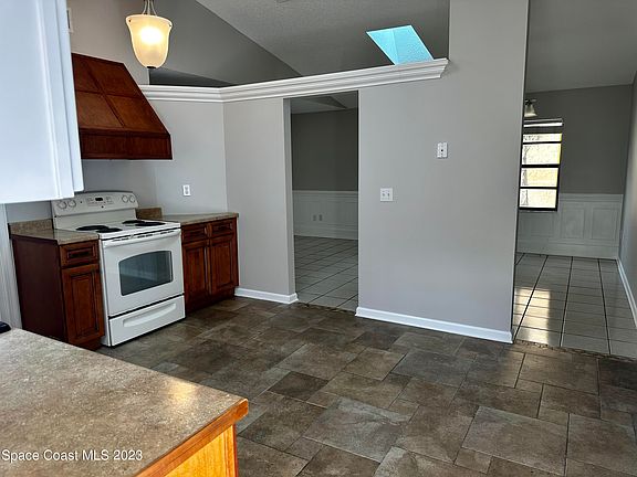 5th image of 3709 Tree Line Blvd