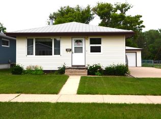 1404 7th St SW, Minot, ND 58701