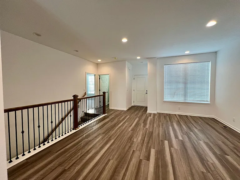 15845 Foster St — Photo 12