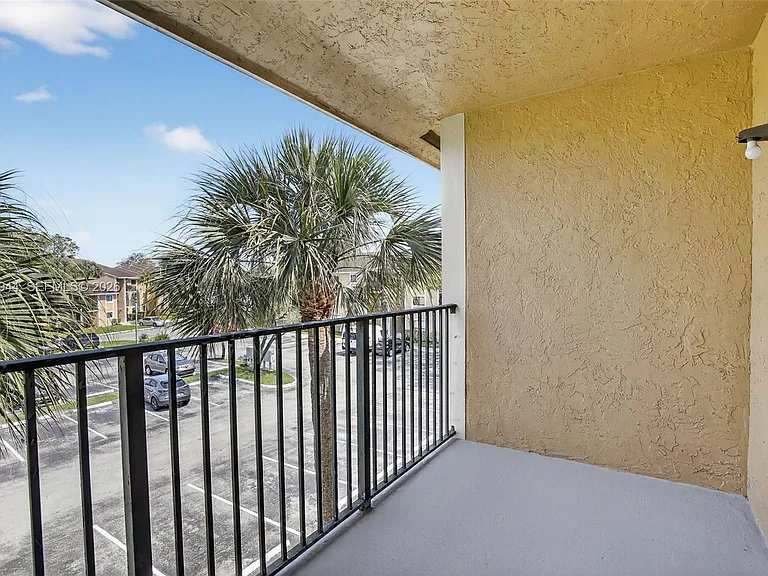 400 Palm Cir W #306 — Photo 14