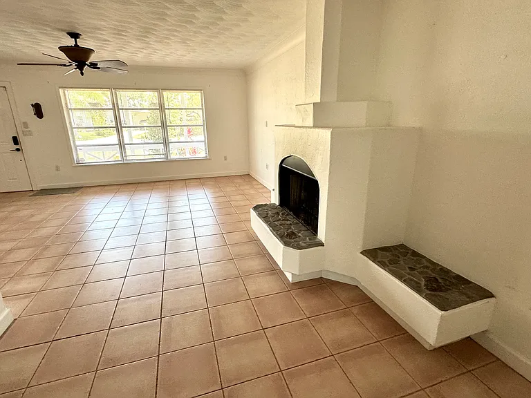 2325 Tangerine Dr — Photo 3