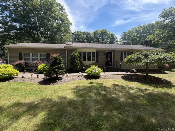 9 Pleasant View Road, Ridge, NY 11961