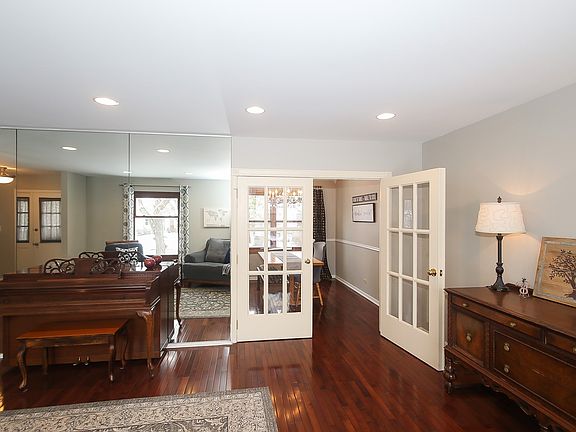 4th image of 776 Ravenswood Ct