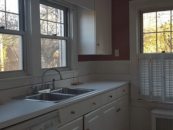 5th image of 914 Woodlawn Ave