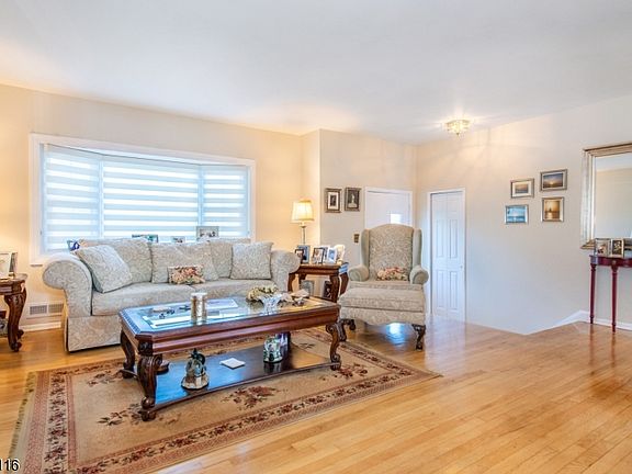 4th image of 29 Long Acres Rd