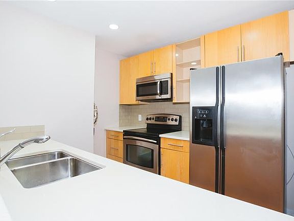 3rd image of 149 Essex St APT 5Q