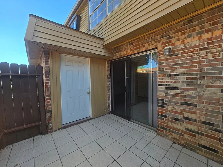 2304 Wales Cir #B — Photo 14