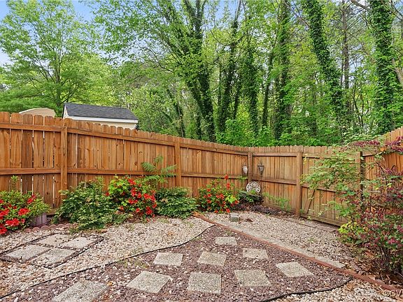 4th image of 8005 Grassmount Ct