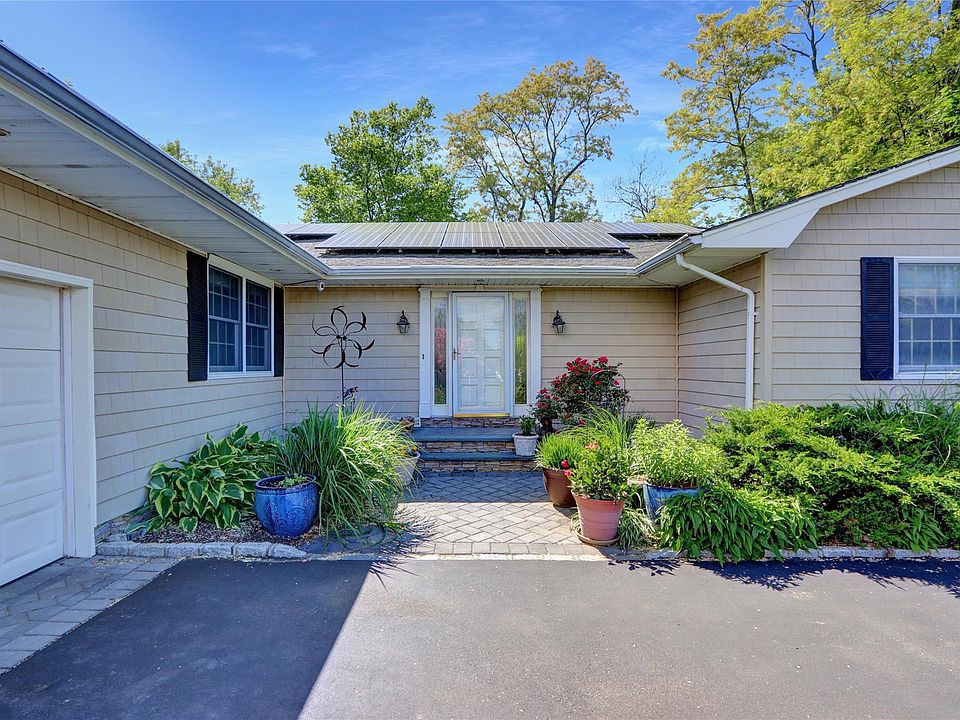 1st image of 12 Bridle Path Lane