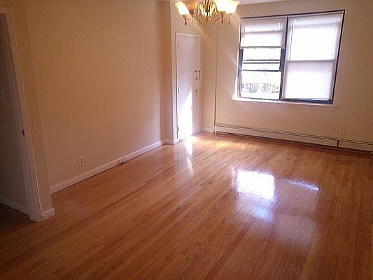 3rd image of 7238 Yellowstone Blvd Floor 1