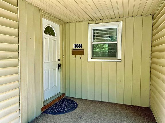 3rd image of 1085 Sweet St NE