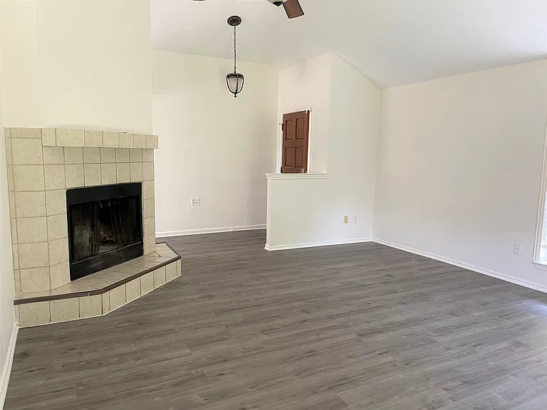 621 Phillips Dr — Photo 3