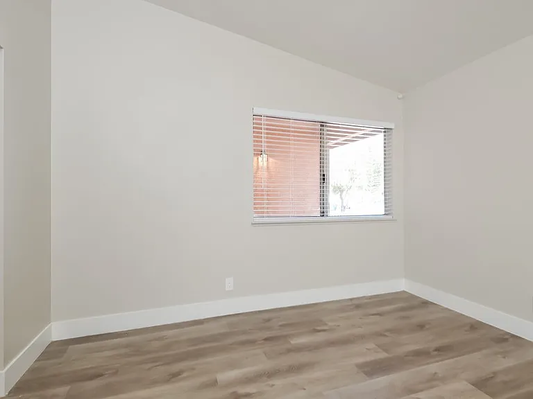 1555 Calabria Dr — Photo 13