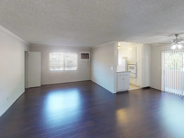 HYW - Hayworth Apts. — Photo 2