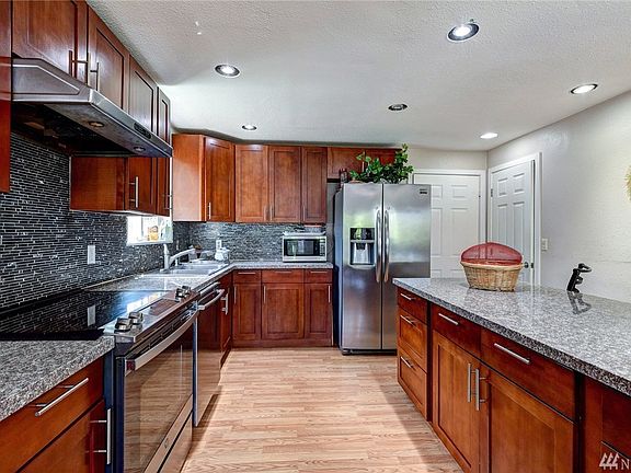 4th image of 4905 189th St SW