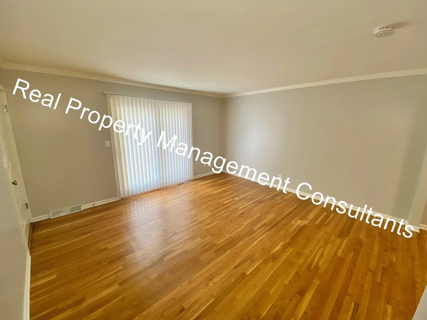 Free Ring Camera With Move In! Kansas City Midtown Living 1 Bed 1 Bath Home For Rent! — Photo 3