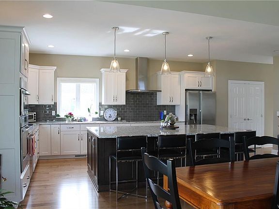 4th image of 39 Nicole Ct