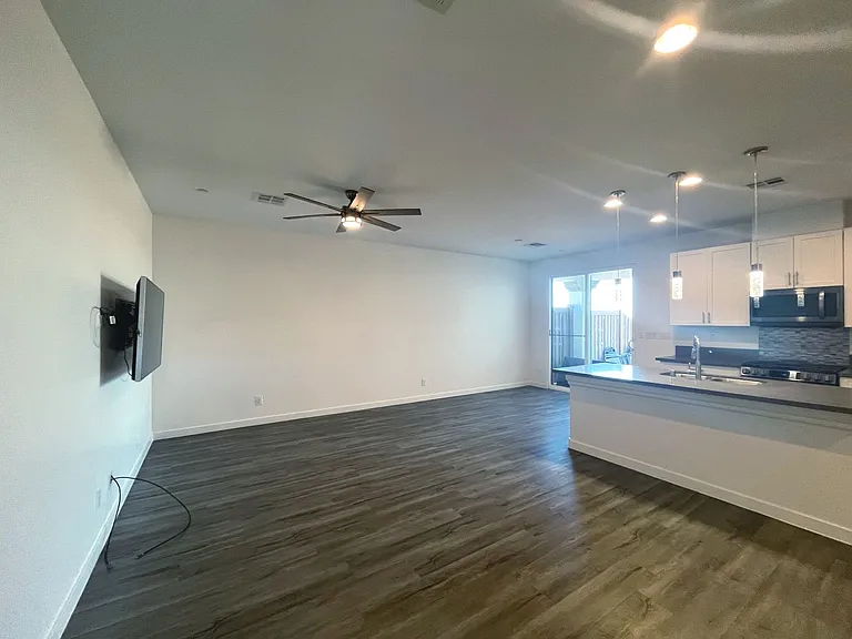 1533 Franklin Ln — Photo 9