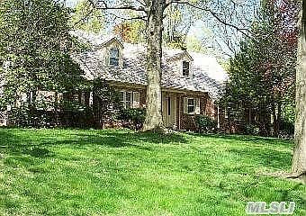 1st image of 10 Greenbriar Ln