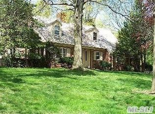 10 Greenbriar Ln, Port Washington, NY 11050