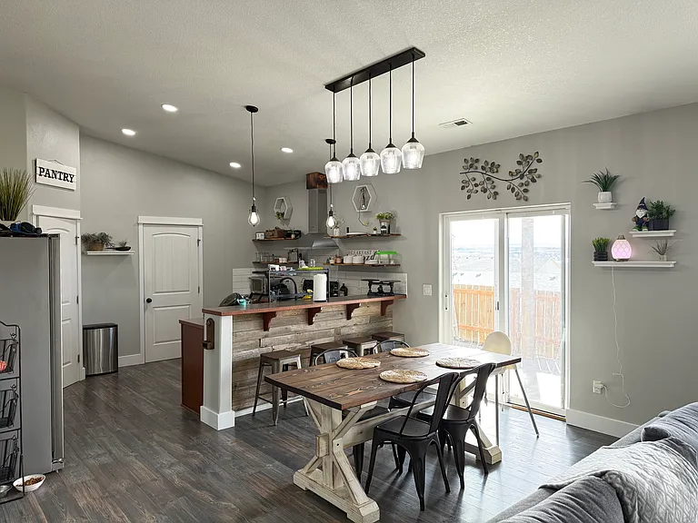 1141 W Davis St — Photo 2