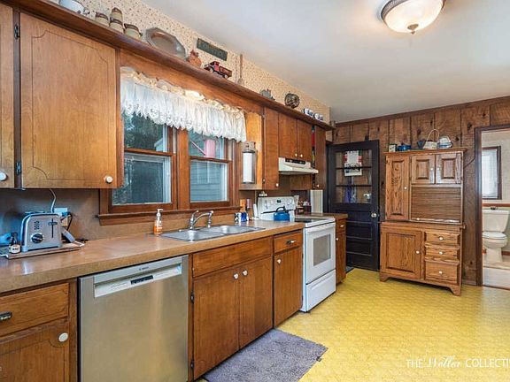 5th image of 3175 Barry St
