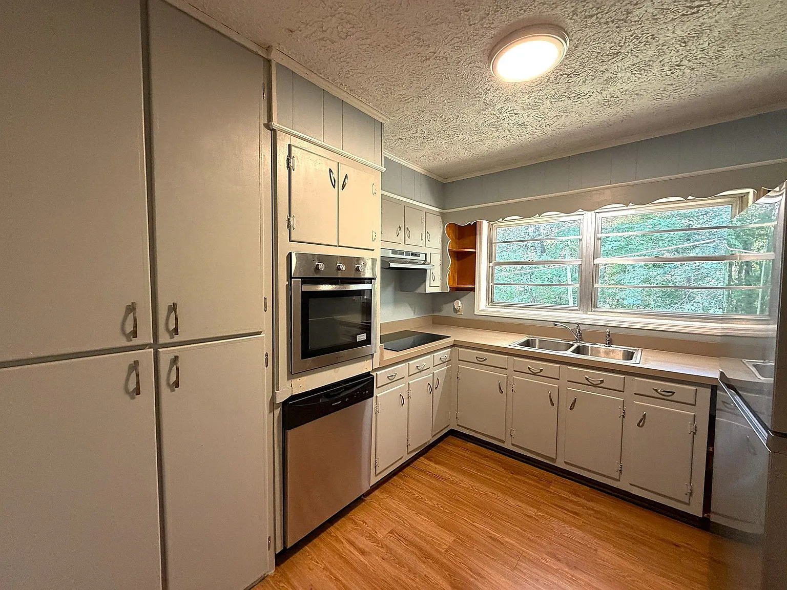 3 bed, 2.0 bath, 3032 sqft, $1,800 — Photo 3