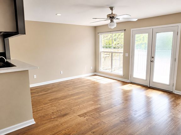 5th image of 102 N Springview Dr