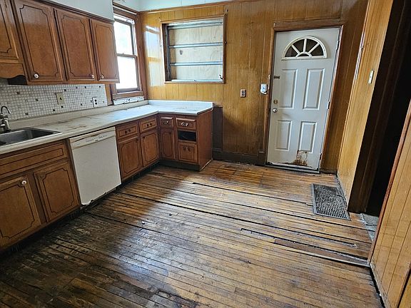 5th image of 3950 W Montrose Ave