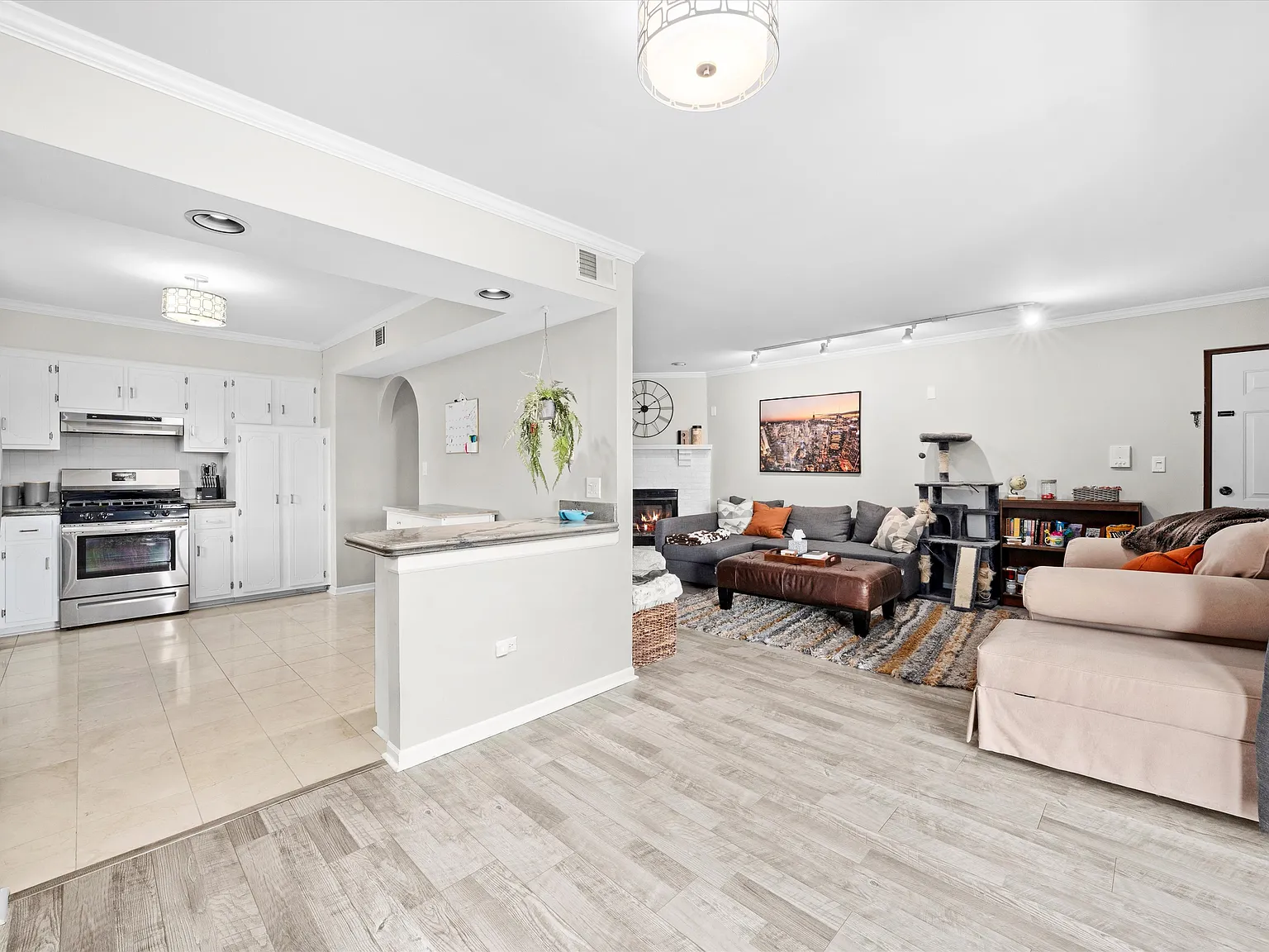 2 bed, 1200 sqft, $2,300 — Photo 3