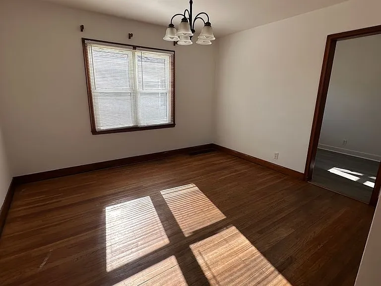 1652 Roosevelt Ave — Photo 4