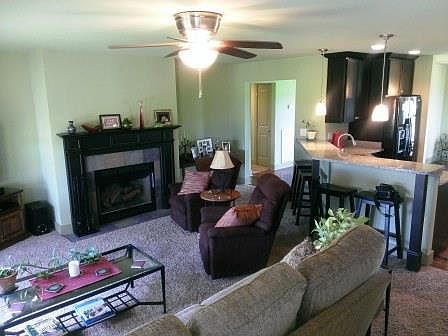 Spacious open floor plan yet cozy feel! : We have comfortably entertained 40 people at a time inside