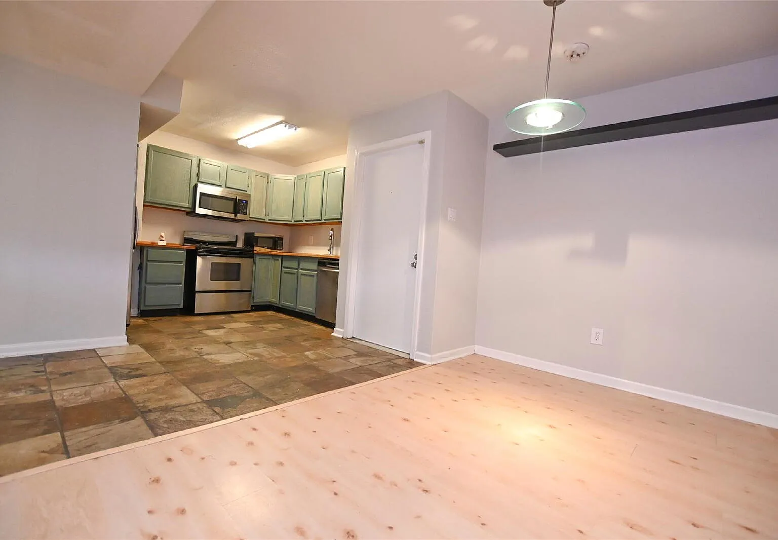 2 bed, 2.0 bath, 1092 sqft, $1,100 — Photo 2