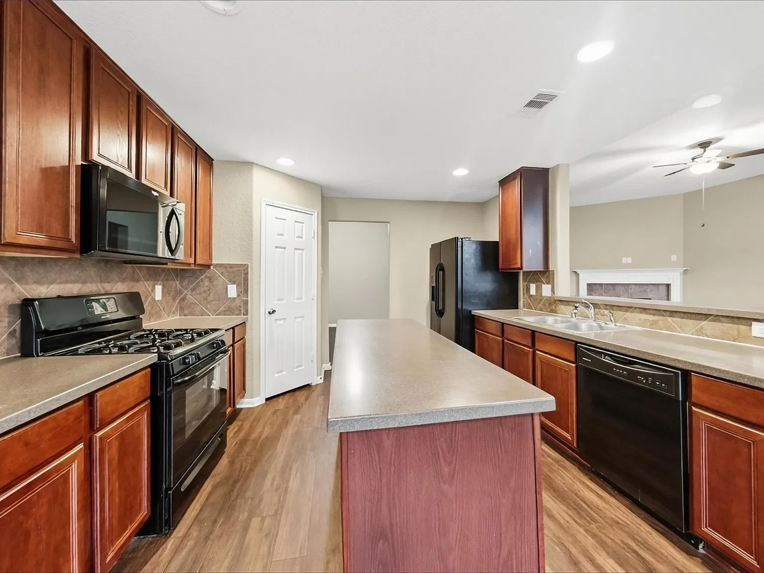 3 bed, 2.0 bath, 2293 sqft, $2,255 — Photo 2
