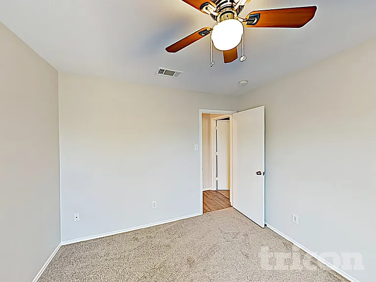 1015 James Donald Ln — Photo 11