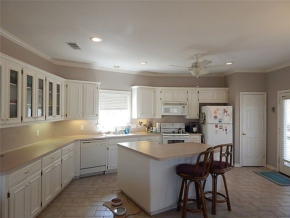 5th image of 106 Nob Hill Cir