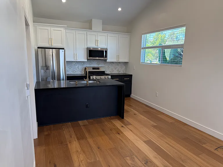 23662 Community St — Photo 9