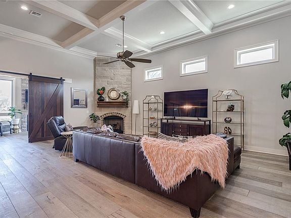 2nd image of 610 Trailwood Cir