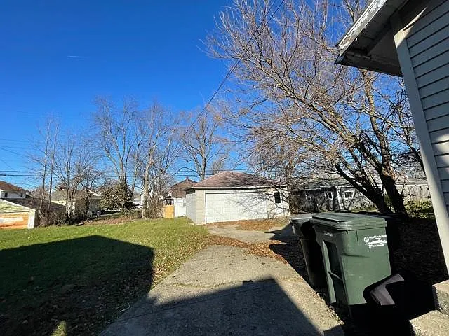 231 E Victoria St — Photo 20