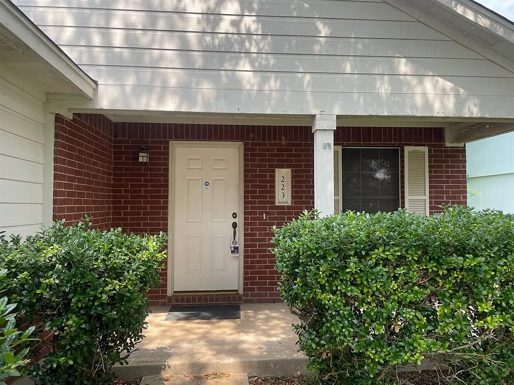 3 bed, 2.0 bath, 1318 sqft, $1,700 — Photo 2