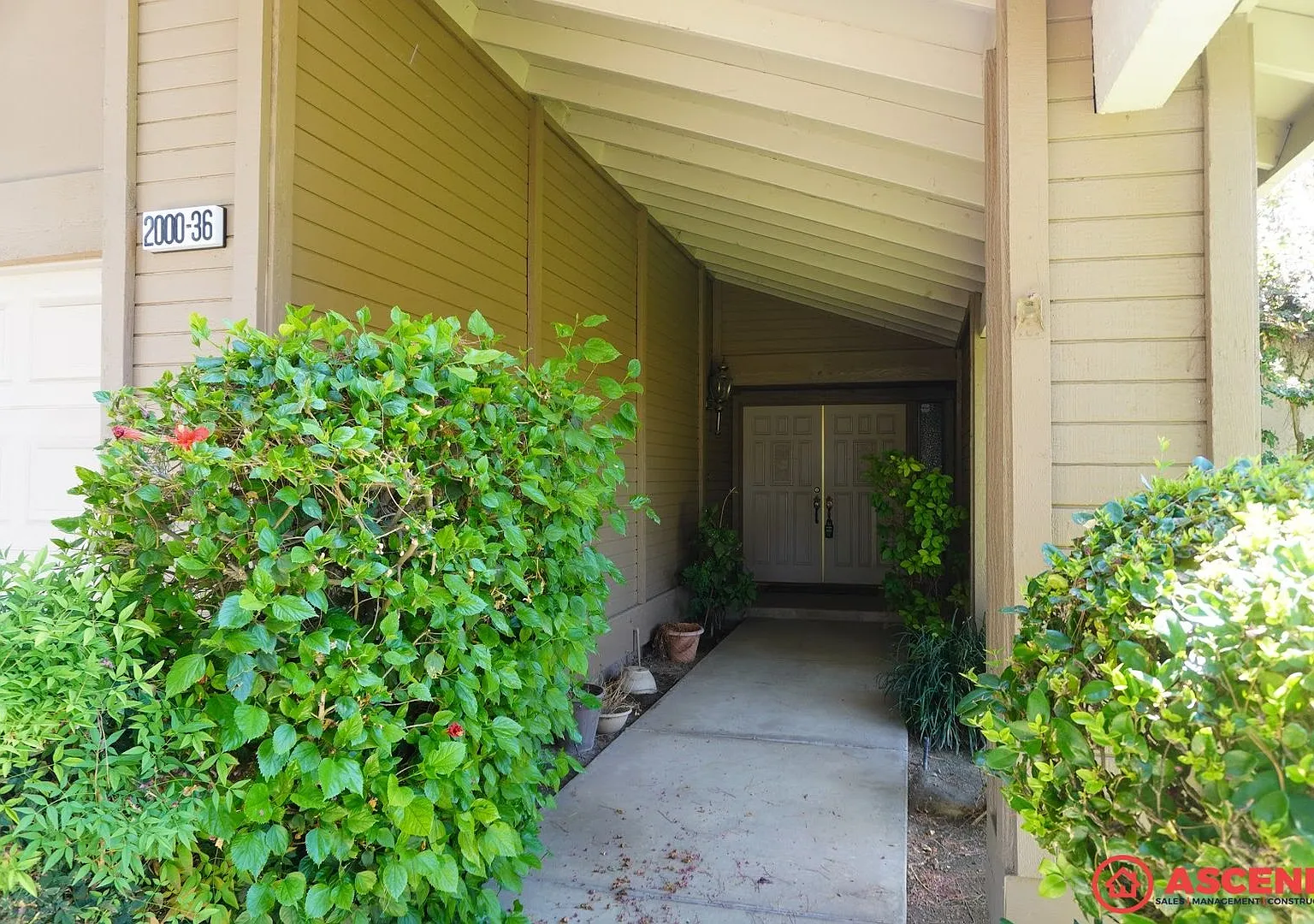 Move In Special! $500 Off First Month Rent! 3 Bed / 1.5 Bath With Full Appliances, In-Unit Laundr... — Photo 3