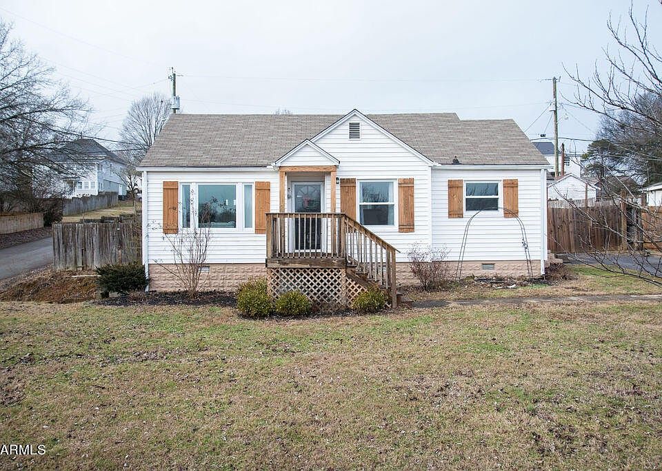 1st image of 521 NE Midlake Dr