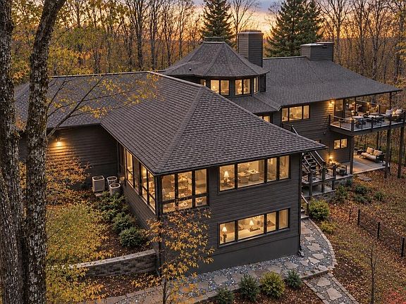2nd image of 220 Wake Robin Dr
