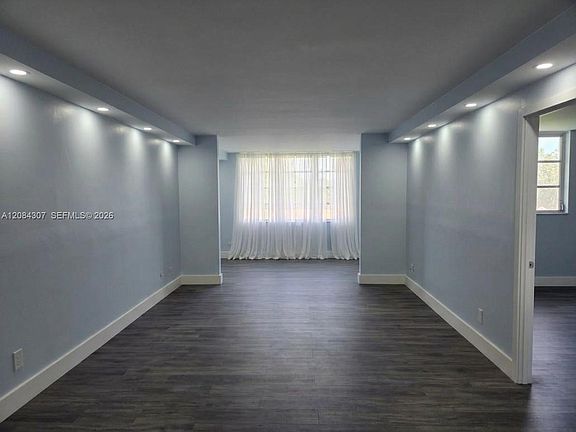 5th image of 445 NE 195th St APT 332