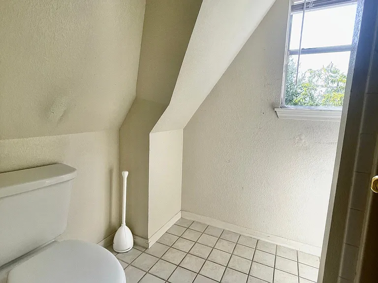 2202 Leon St — Photo 25
