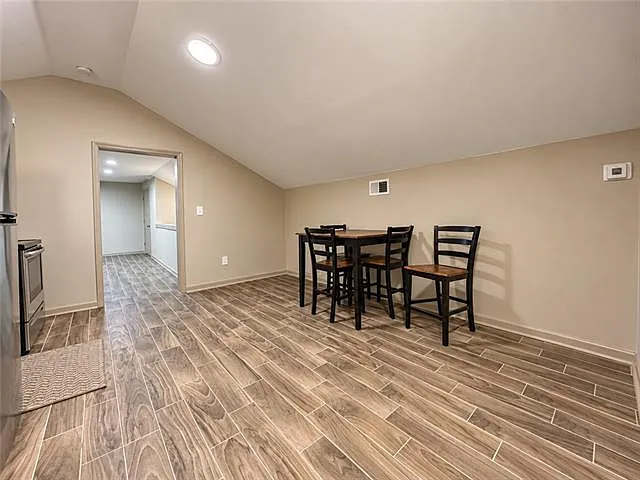 2 bed, 1.0 bath, 800 sqft, $1,500 — Photo 2