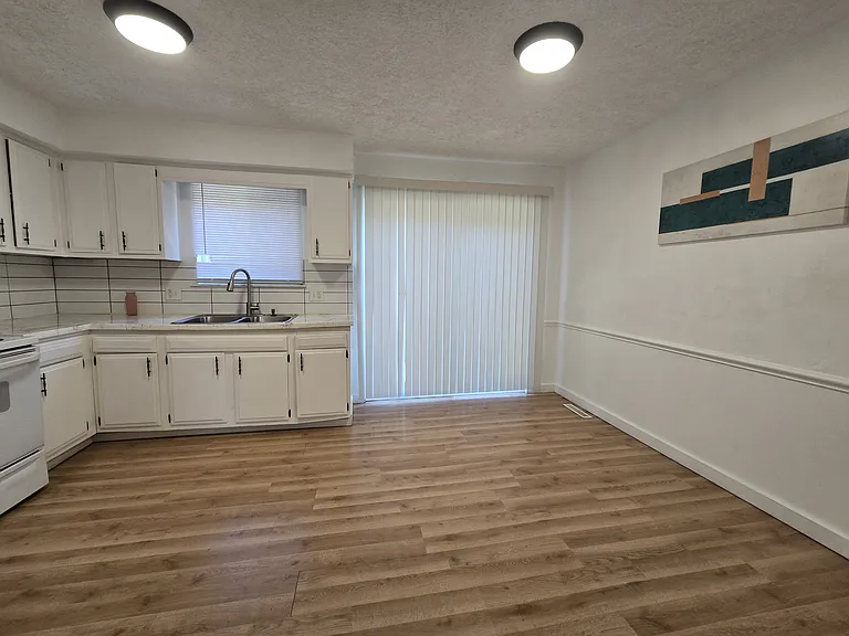 1725 Cromwell Dr — Photo 1