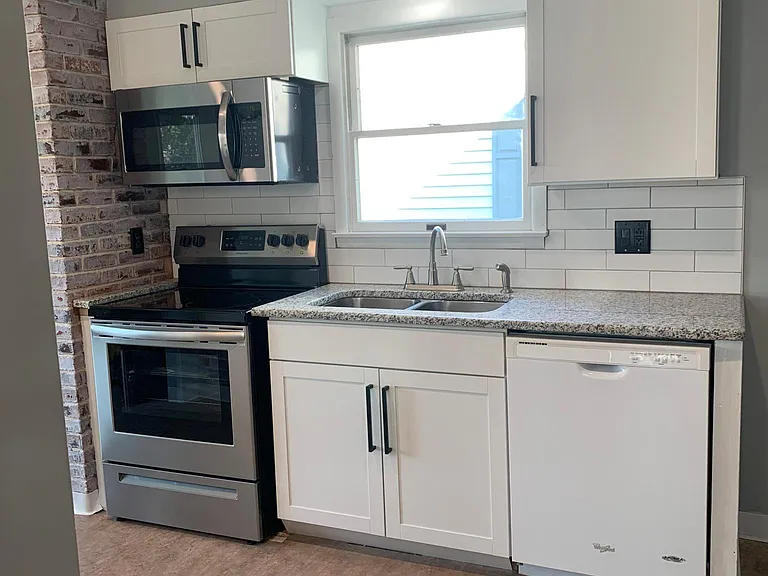 127 W Caracas Ave — Photo 4